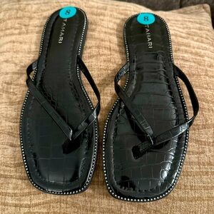 Tahari Size 8 M Women Sandal Flip Flop
Black Synthetic Colette